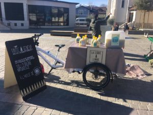 La Corde à Linge vélo stand avec des visuels de cesdames