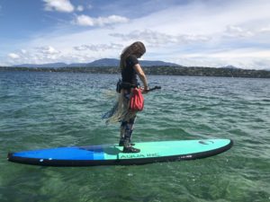 Marianne sur une planche, au milieu d'un lac vert