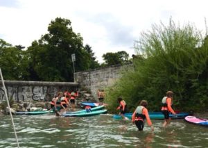 Des enfants partent nettoyer les plages