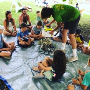 Les enfants apprennent à trier les déchets récoltés